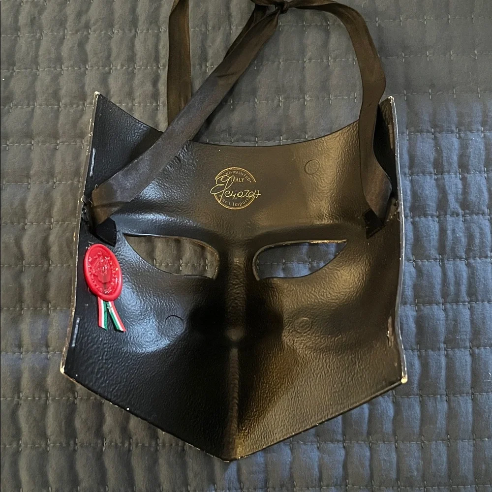 Elegant Gold and Black Masquerade Mask. Venetian  mask.  Hand painted